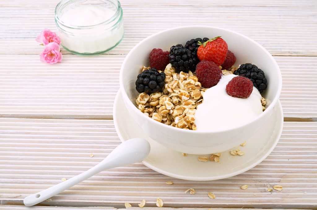 Müsli - Yulaf - Böğürtlen - Çilek - Kase
